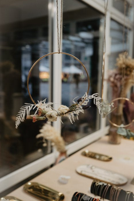 DIY-Anleitung: Kränze aus Trockenblumen binden