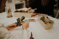 Glasglocke mit Trockenblumen dekoriert im Workshop im aniti Concept Store Langenfeld