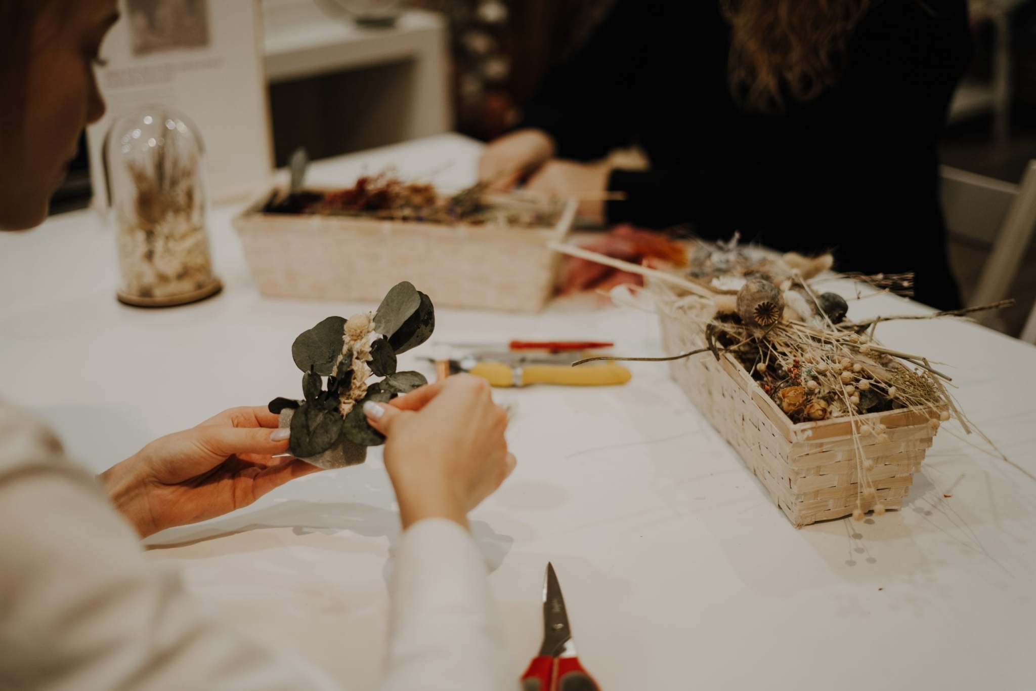 Glasglocke mit Trockenblumen dekoriert im Workshop im aniti Concept Store Langenfeld