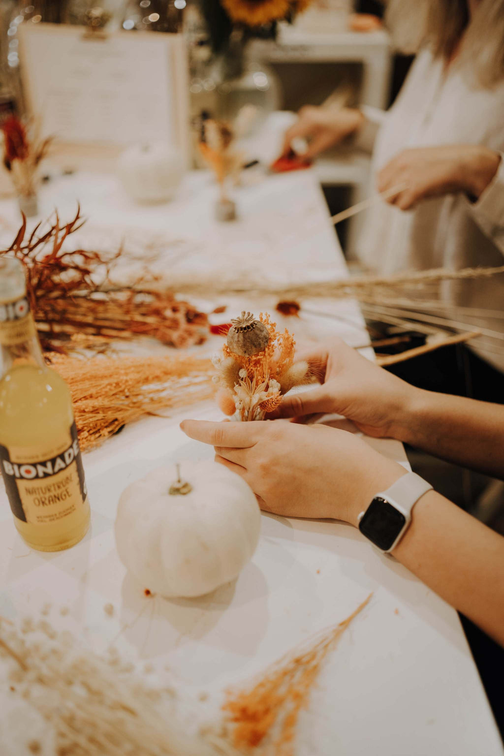 Kürbisgestecke mit Trockenblumen – Workshop