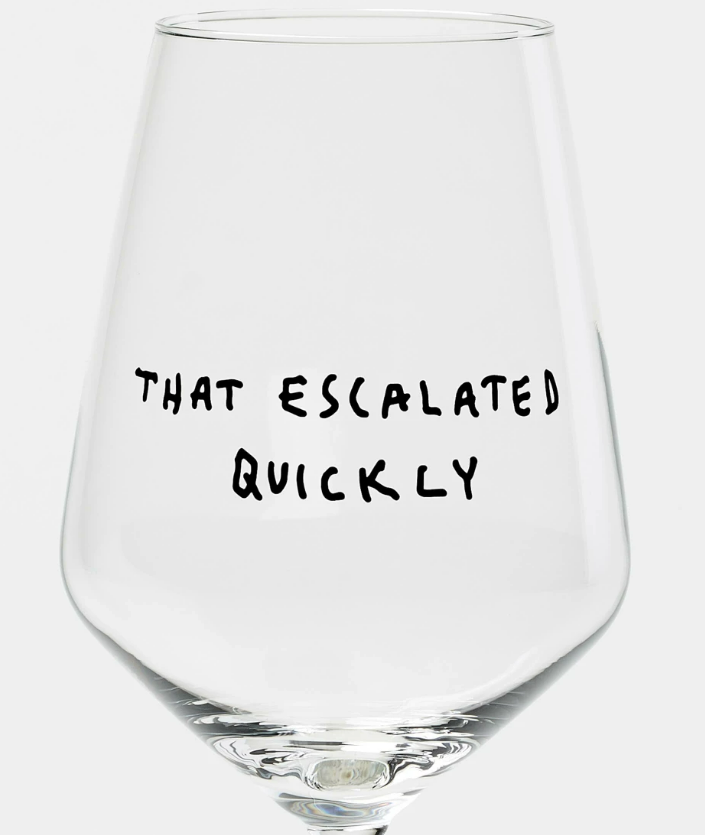 "That Escalated Quickly" Weinglas by Johanna Schwarzer × selekkt
