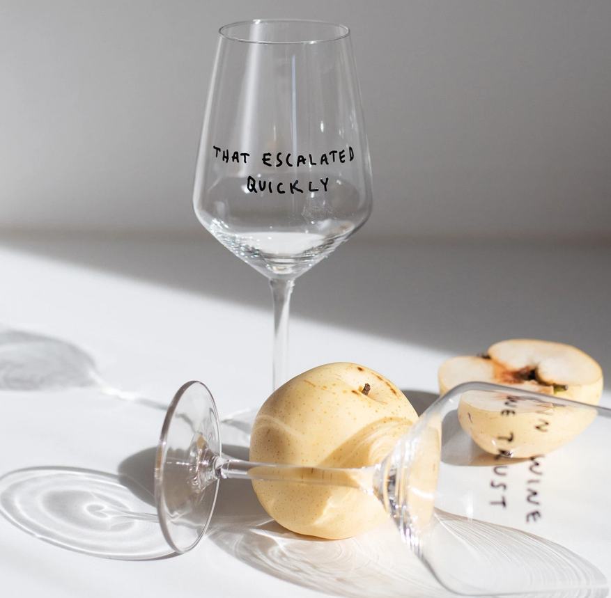 "That Escalated Quickly" Weinglas by Johanna Schwarzer × selekkt