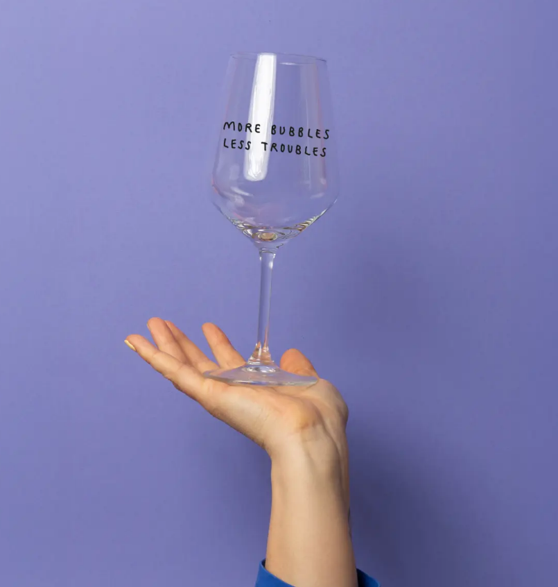 Weinglas „More Bubbles Less Troubles" – Johanna Schwarzer × selekkt