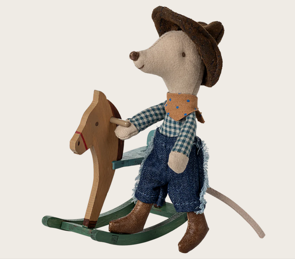 Cowboy Maus mit Jeans und Hut reitet auf Holz-Schaukelpferd mit Magnethänden