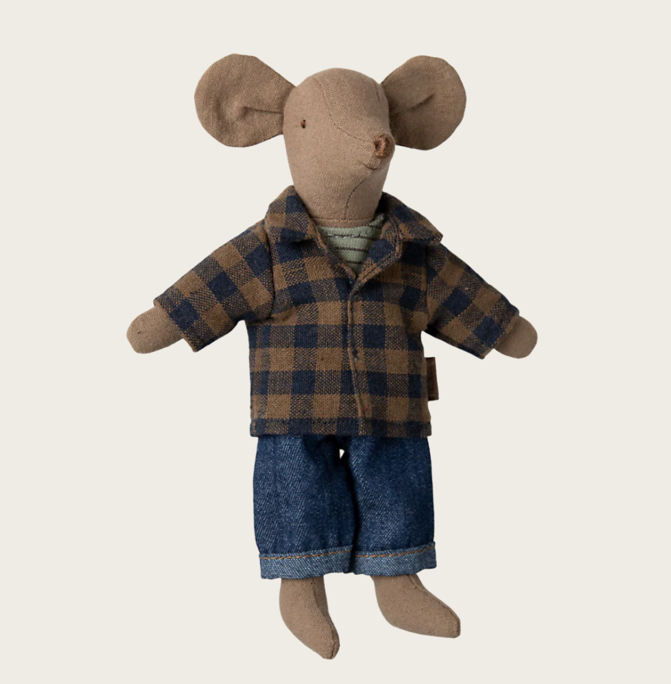 Hellbraune Papa Maus von Maileg mit kariertem Hemd, Tanktop und Jeanshose, 15 cm groß