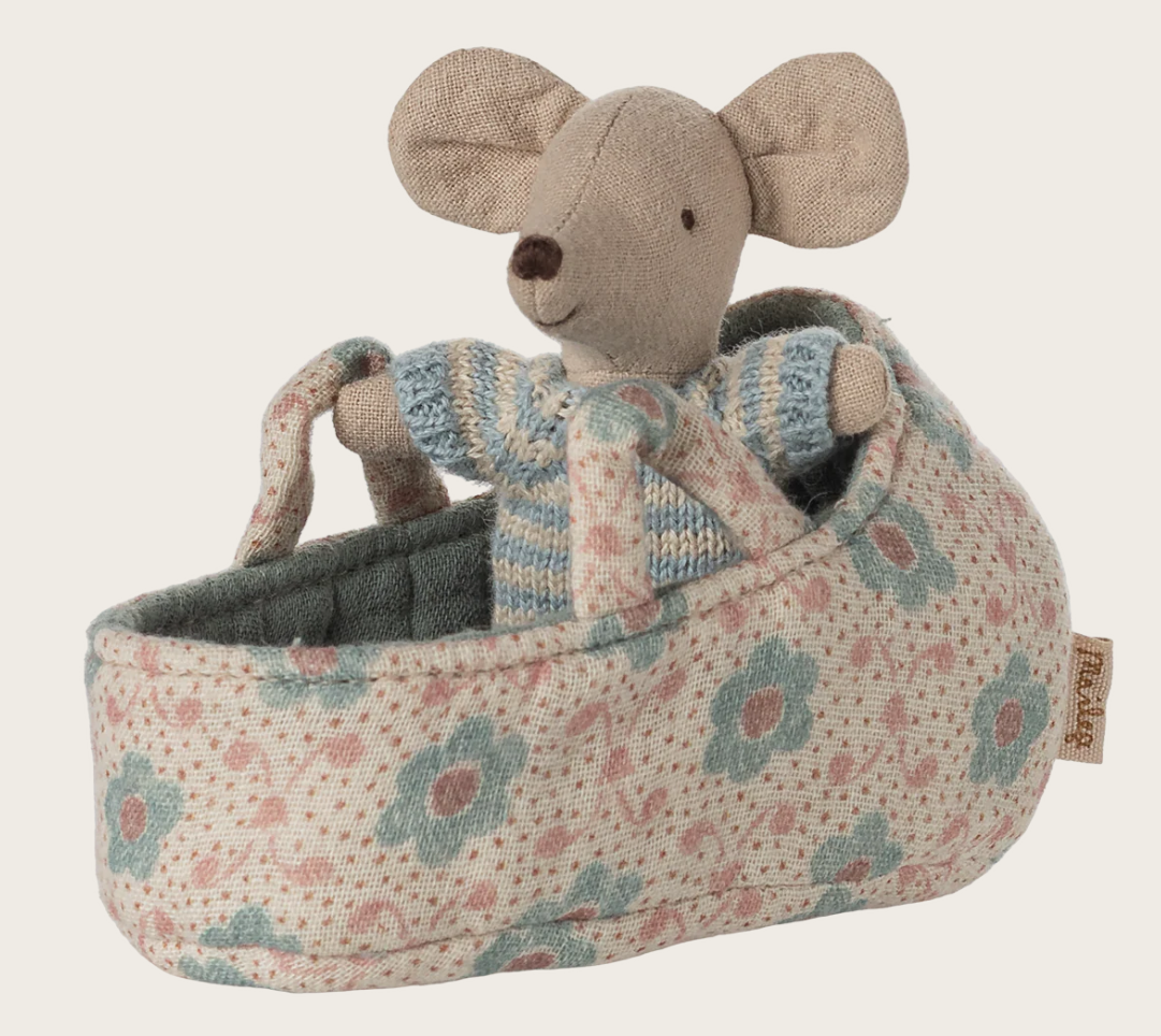Babymaus in blauer Tragetasche schläft im gestreiften Strickanzug
