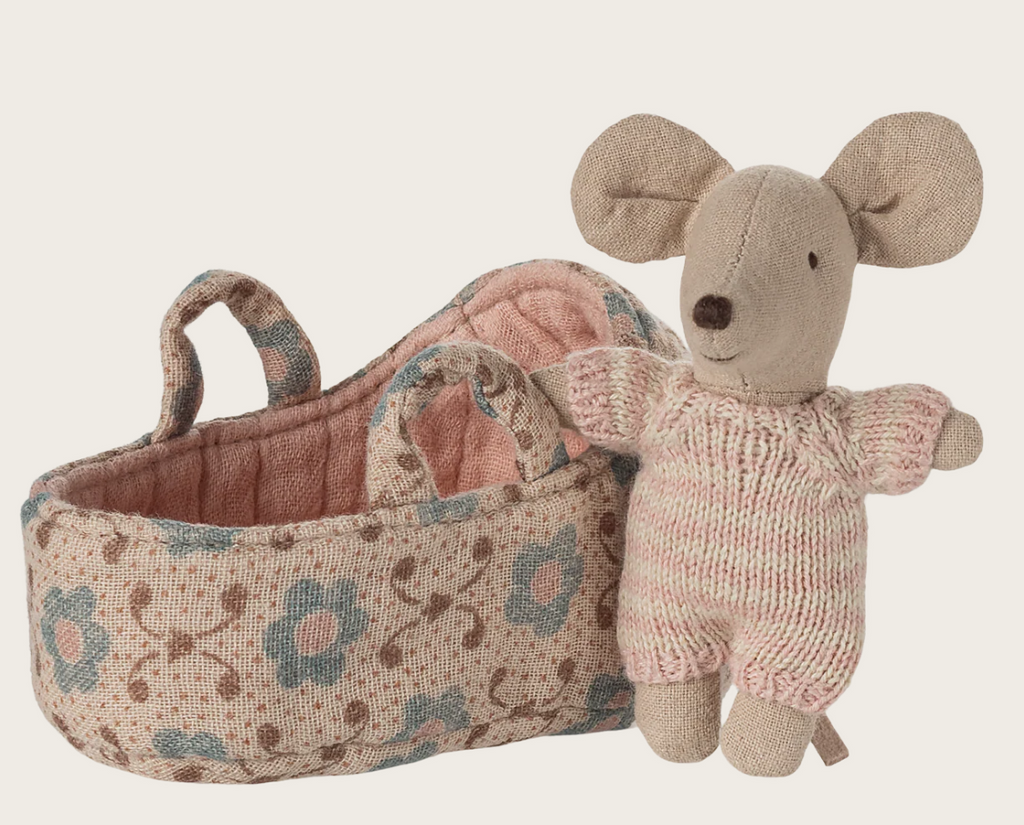 Babymaus in gestreiftem Strickanzug schläft in gepolsterter Tragetasche Rose Maileg