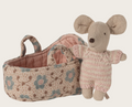 Babymaus in gestreiftem Strickanzug schläft in gepolsterter Tragetasche Rose Maileg