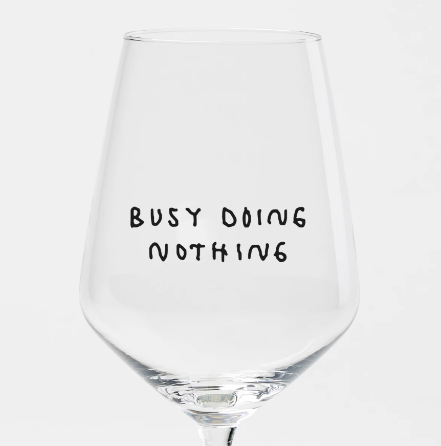 Weinglas „Busy Doing Nothing" – Johanna Schwarzer × selekkt
