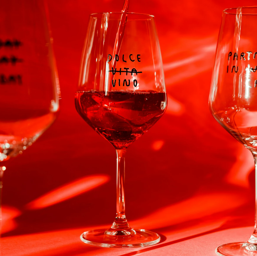 Weinglas „Dolce Vino“ 53 cl mit schwarzem Siebdruck und Geschenkverpackung von Johanna Schwarzer × selekkt