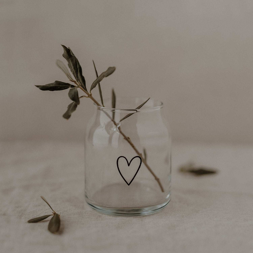 Kleine Vase aus Glas mit Herzdesign, 8x7,5 cm, schwarze Musterung