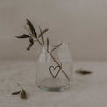 Kleine Vase aus Glas mit Herzdesign, 8x7,5 cm, schwarze Musterung