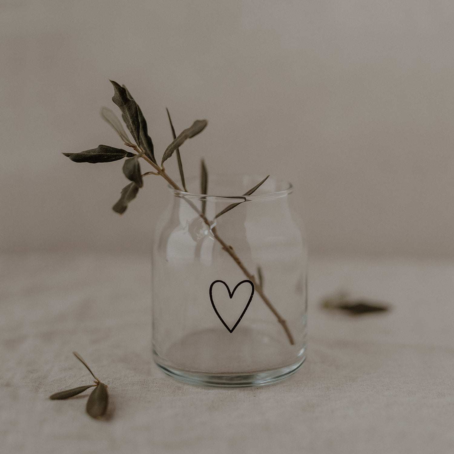 Kleine Vase aus Glas mit Herzdesign, 8x7,5 cm, schwarze Musterung