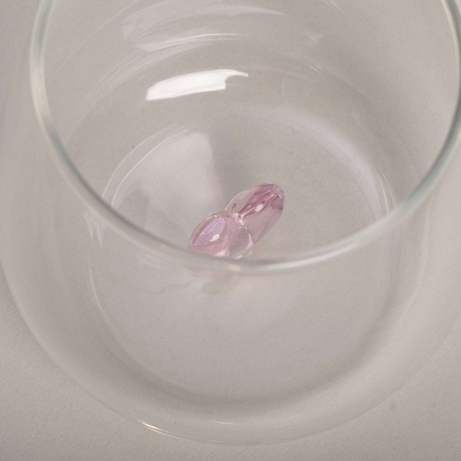 Trinkglas Herzfigur Rosa mit 3D-Schwarzem Herzmotiv, spülmaschinenfest und elegant
