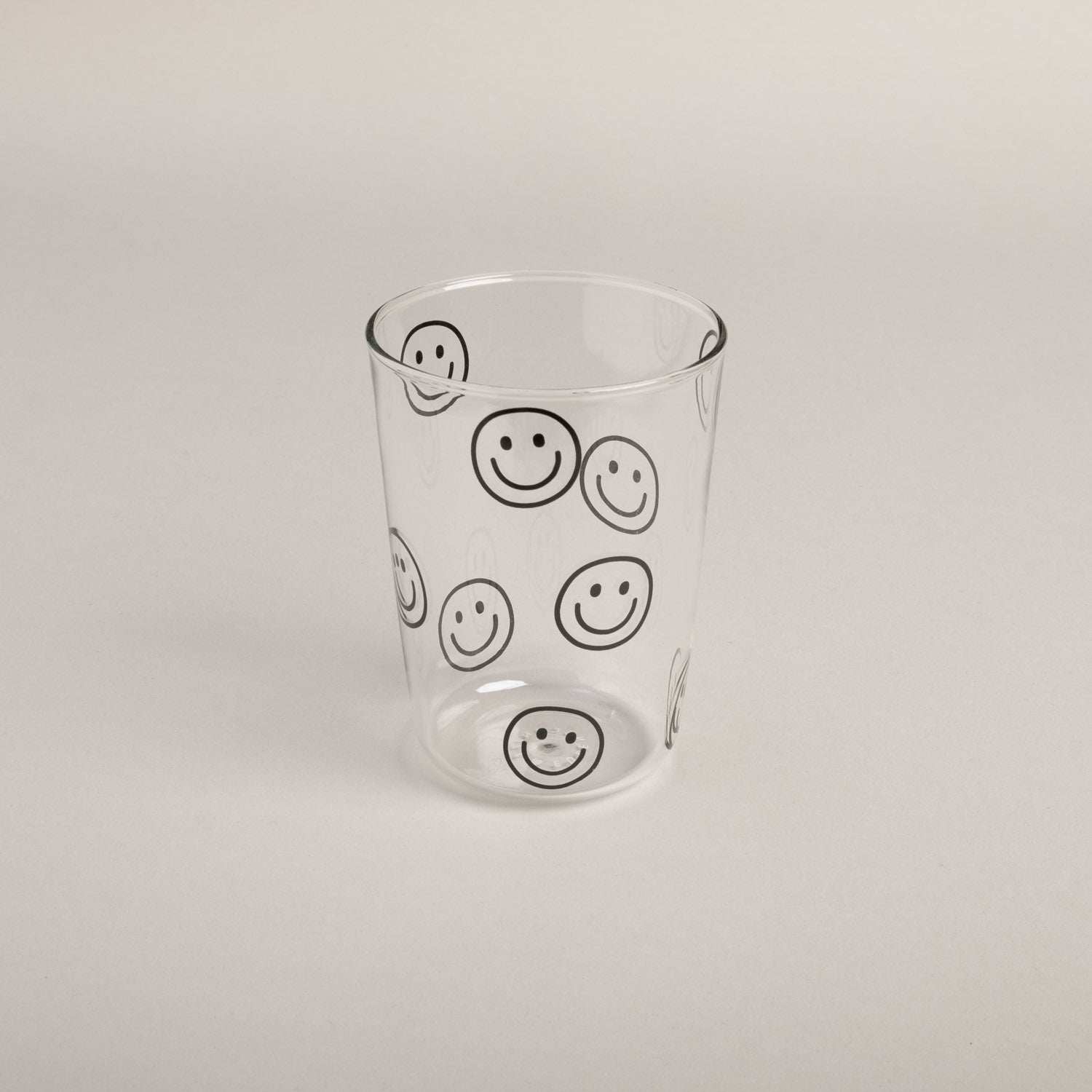 Schwarzes Trinkglas Smileys mit großem Herz, stapelbar, spülmaschinenfest, 450 ml Fassungsvermögen, für Sommer und Outdoor-Einsatz