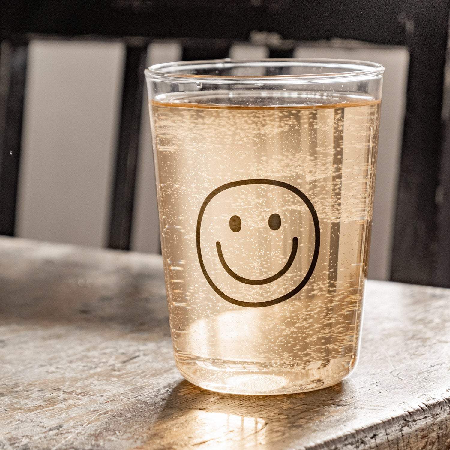 Trinkglas Smiley Schwarz mit großem Herzmotiv und spülmaschinenfestem Design