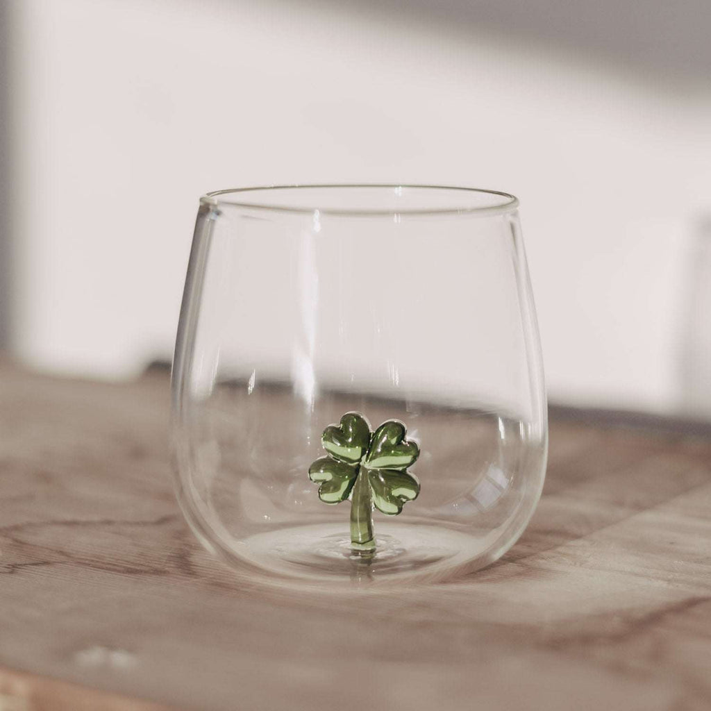 Trinkglas mit detailreicher 3D-Kleeblattfigur für Glück und stilvolles Trinken