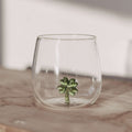 Trinkglas mit detailreicher 3D-Kleeblattfigur für Glück und stilvolles Trinken