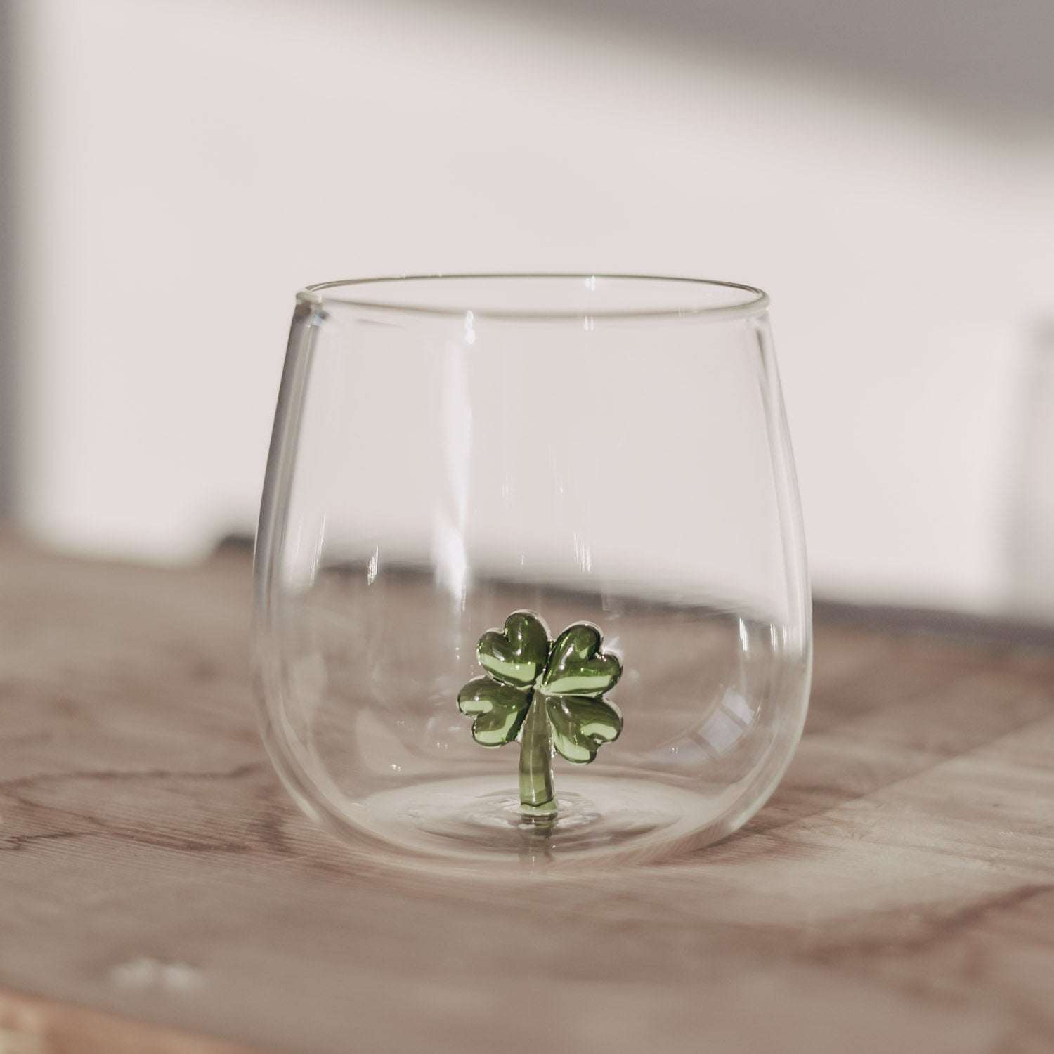 Trinkglas mit detailreicher 3D-Kleeblattfigur für Glück und stilvolles Trinken