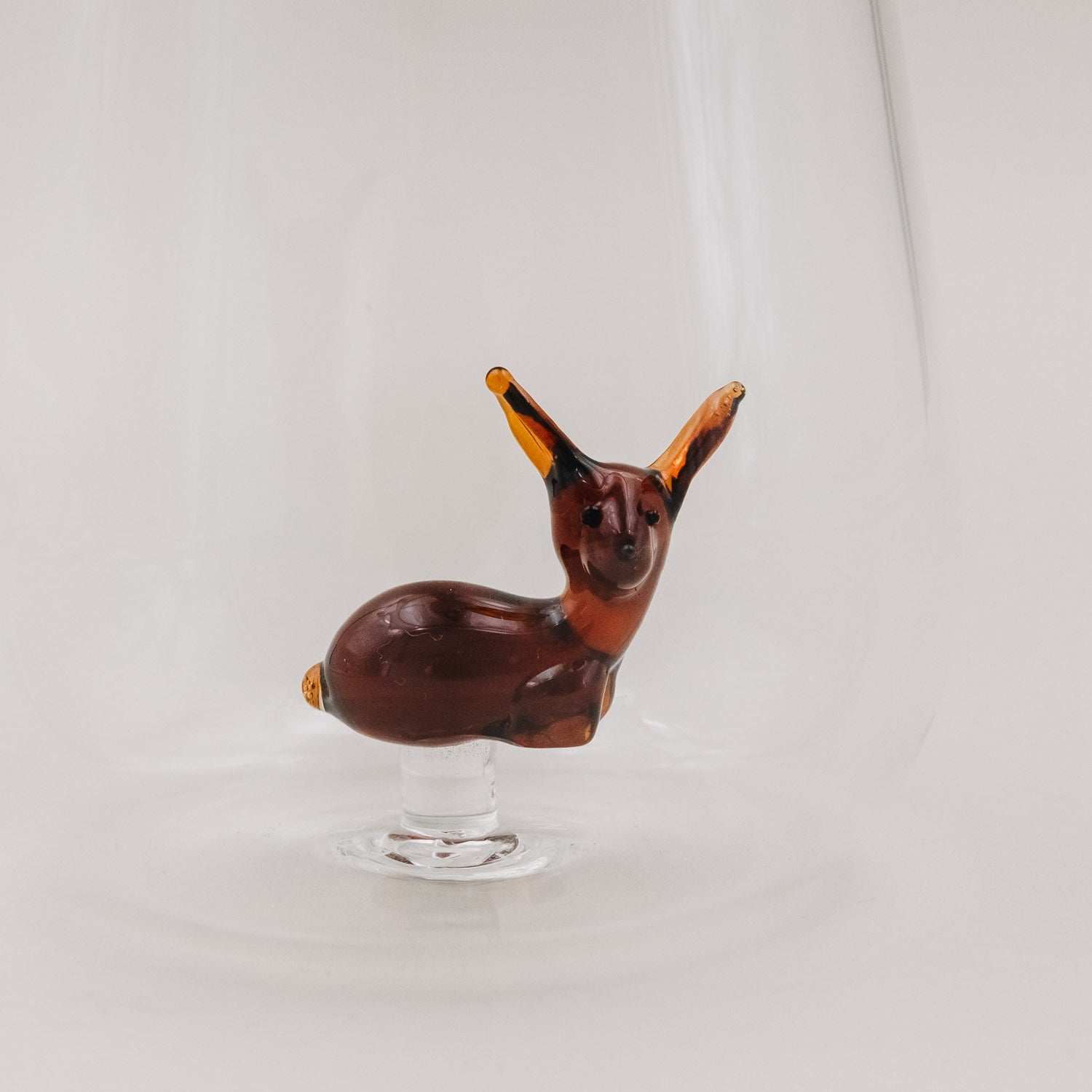 Trinkglas mit filigraner Rehfigur in Braun, dekoratives Waldmotiv im Glasinneren, spülmaschinengeeignet und alltagstauglich
