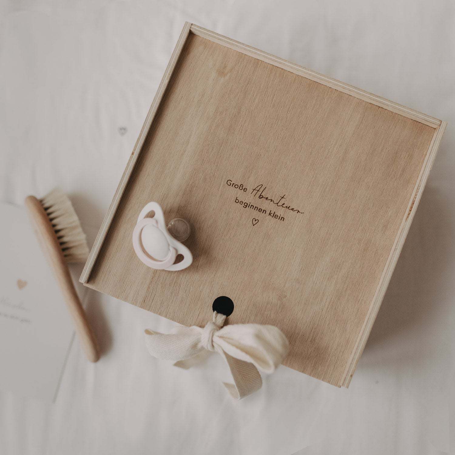 Quadratische Erinnerungsbox aus Holz mit Herzdeckel für Babyschätze und persönliche Andenken