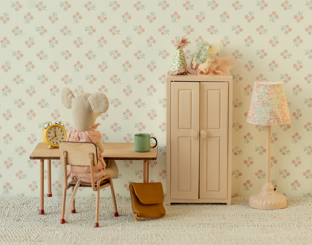 Kleiner rosa Kleiderschrank aus Holz mit goldenen Kleiderbügeln für Maileg Mäusefamilie