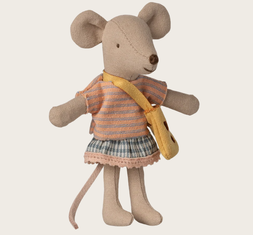 Maileg Kleine Schwester Maus mit Tasche – 11 cm