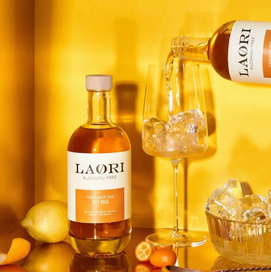 Flasche Laori Vermouth No 5 alkoholfreier Wermut-Aperitif mit Wildberry Geschmack im Glas