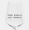 Weinglas "More Bubbles Less Troubles" von Johanna Schwarzer mit schwarzem Siebdruck und Geschenkverpackung