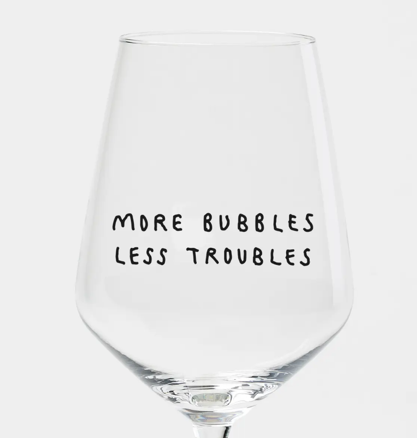 Weinglas "More Bubbles Less Troubles" von Johanna Schwarzer mit schwarzem Siebdruck und Geschenkverpackung
