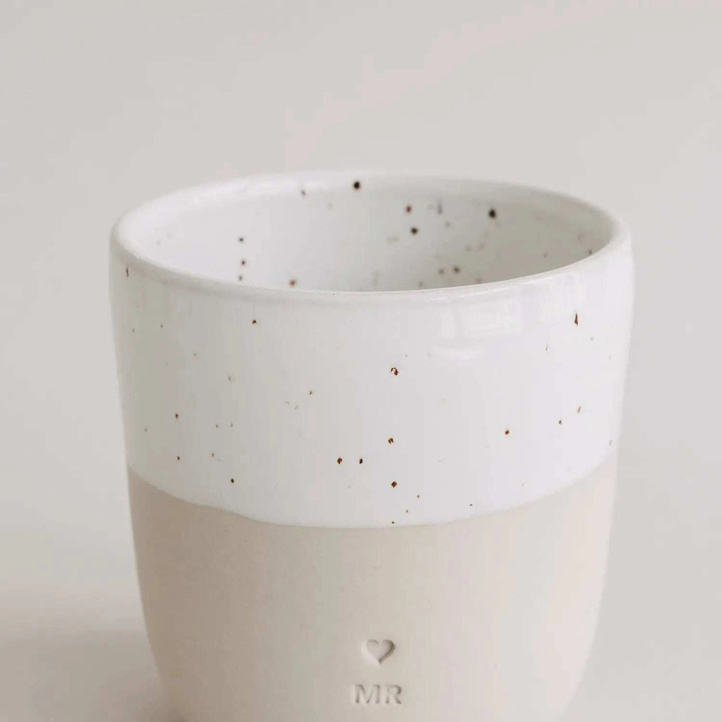 Schlichter Becher Mr aus Steingut mit klarer Aufschrift, handgefertigt in Portugal, perfekt als Geschenk für Nähe und Verbundenheit