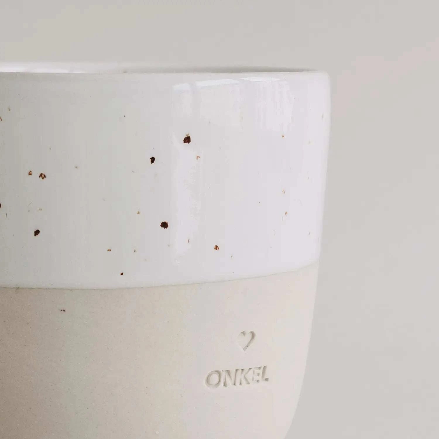 Becher Onkel aus Steingut mit schlichtem Design und handgefertigt in Portugal