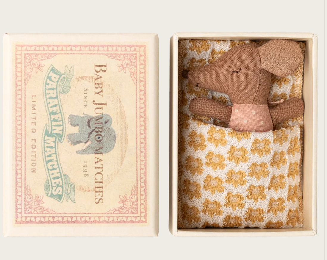 Maileg Schläfrige Babymaus in Streichholzschachtel – Rose