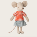 Schwester Maus Maileg mit rot gestreiftem T-Shirt und Jeansrock, 13 cm groß, magnetische Hände, in Geschenkbox