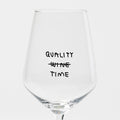 Liquid Dinner Weinglas aus klarem Glas mit schwarzem „Quality Wine Time“-Schriftzug, bei dem „Wine“ durchgestrichen ist.