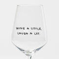Liquid Dinner Weinglas aus klarem Glas mit schwarzem Schriftzug „Wine A Little, Laugh A Lot“ und rundem Kelch.