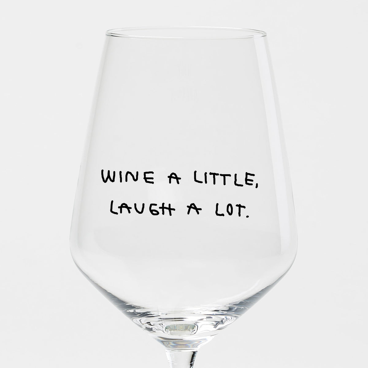 Liquid Dinner Weinglas aus klarem Glas mit schwarzem Schriftzug „Wine A Little, Laugh A Lot“ und rundem Kelch.