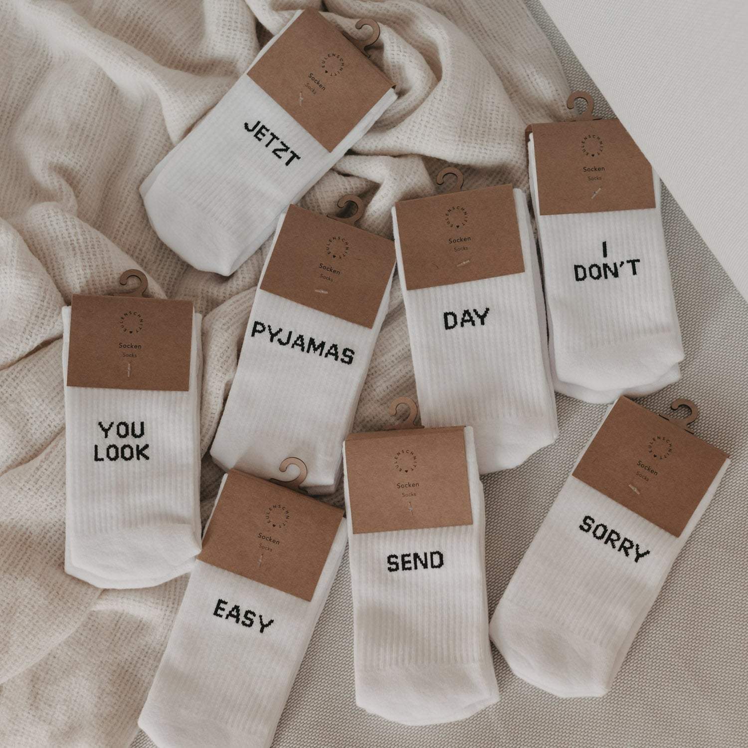 Weiße Eulenschnitt Socken aus Bio-Baumwolle mit verschiedenen Schriftzügen und verstärktem Komfort