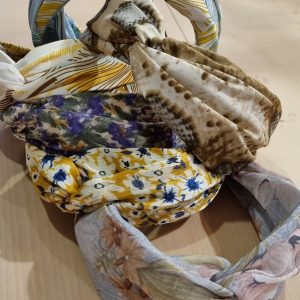 Haarreif mit Knoten, verschiedene Farben Alles Interior Boho Scandi Look anitimadeforyou Concept Store Langenfeld Trockenblumen, Trockenblumen Kränze, Workshops, Schmuck