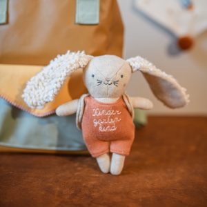 Hase “Kindergartenkind” mit Rucksack und lachsfarbenem Anzug, 16cm Ava&Yves Alles Interior Boho Scandi Look anitimadeforyou Concept Store Langenfeld Trockenblumen, Trockenblumen Kränze, Workshops, Schmuck