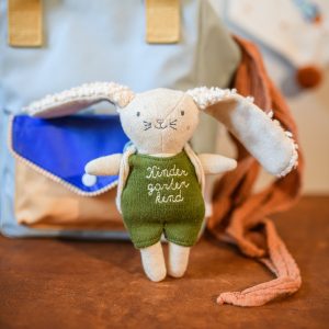 Hase “Kindergartenkind” mit Rucksack und Anzug in oliv, 16cm Ava&yves Alles Interior Boho Scandi Look anitimadeforyou Concept Store Langenfeld Trockenblumen, Trockenblumen Kränze, Workshops, Schmuck