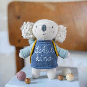 Koala “Schulkind” mit Schulranzen und Shirt in blau/hellblau, 15cm Ava&Yves Alles Interior Boho Scandi Look anitimadeforyou Concept Store Langenfeld Trockenblumen, Trockenblumen Kränze, Workshops, Schmuck